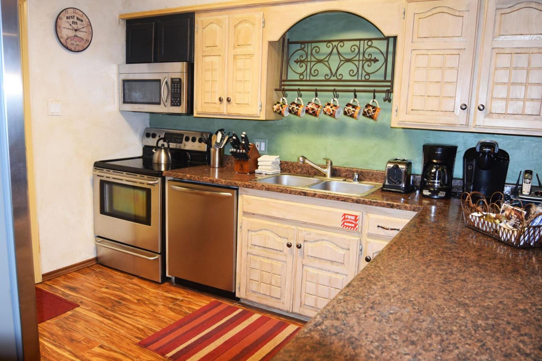 Claim Jumper Townhouse 16 - On The River - Across From The Fishing Ponds - In Town - Near The Ski Area - Fireplace - Wifi - Sate Red River Ngoại thất bức ảnh